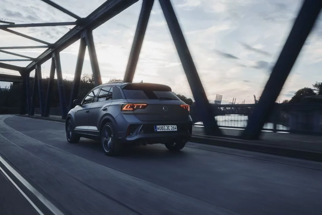 Volkswagen T-Roc R: Ahora es más barato y se ofrece con “chuches” en la versión Carbon Mate 11 Motor16 volkswagen t roc r carbon mate 1 39 Motor16