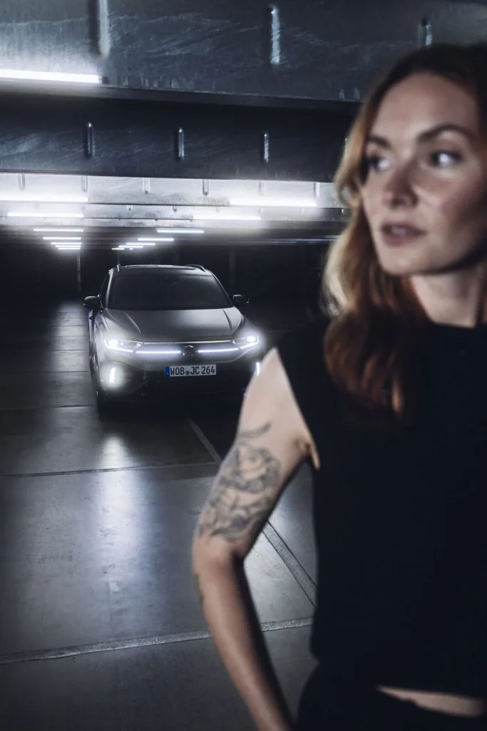 Volkswagen T-Roc R: Ahora es más barato y se ofrece con “chuches” en la versión Carbon Mate 25 Motor16 volkswagen t roc r carbon mate 1 4 Motor16