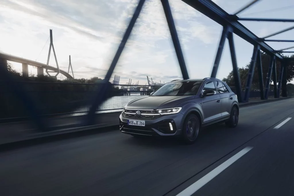 Volkswagen T-Roc R: Ahora es más barato y se ofrece con “chuches” en la versión Carbon Mate 10 Motor16 volkswagen t roc r carbon mate 1 43 Motor16