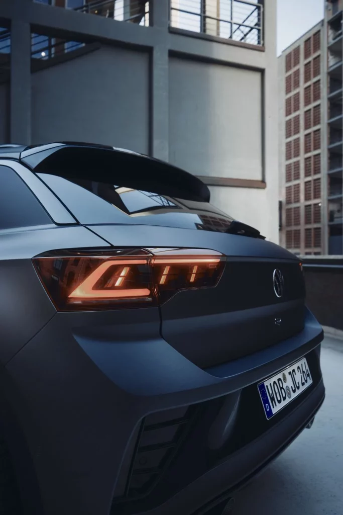 Volkswagen T-Roc R: Ahora es más barato y se ofrece con “chuches” en la versión Carbon Mate 21 Motor16 volkswagen t roc r carbon mate 1 44 Motor16