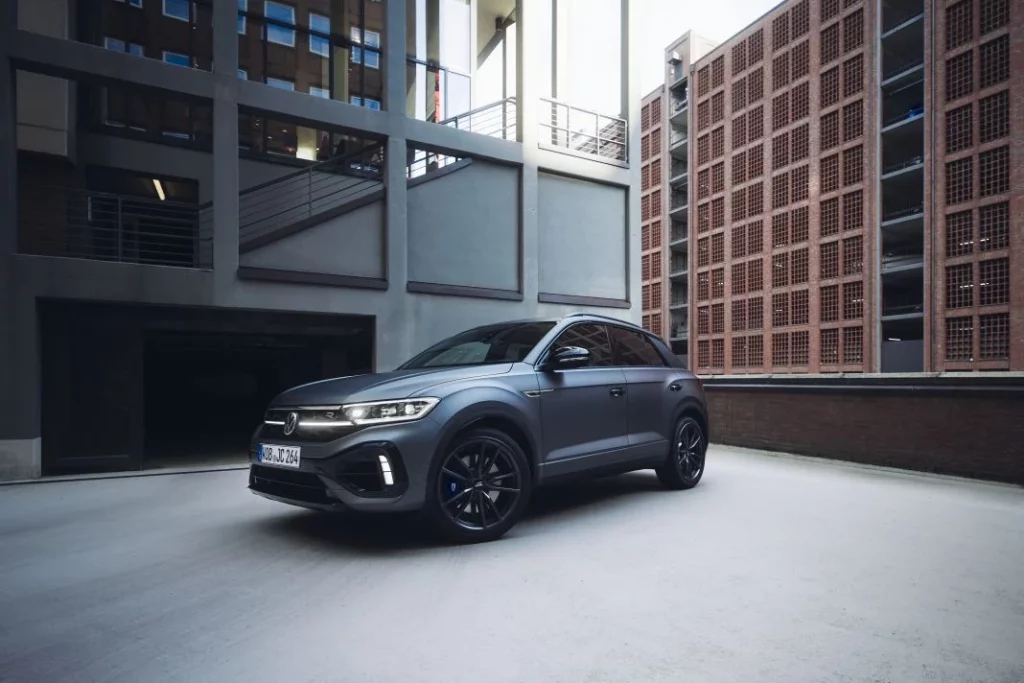 Volkswagen T-Roc R: Ahora es más barato y se ofrece con “chuches” en la versión Carbon Mate 5 Motor16 volkswagen t roc r carbon mate 1 55 Motor16