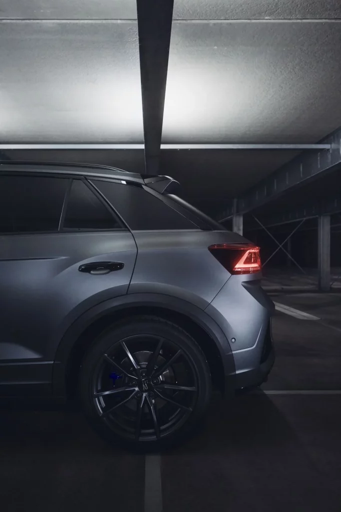 Volkswagen T-Roc R: Ahora es más barato y se ofrece con “chuches” en la versión Carbon Mate 54 Motor16 volkswagen t roc r carbon mate 1 74 Motor16