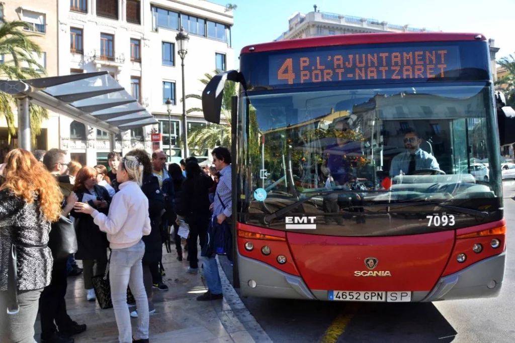 El Real Decreto que podría hacer que ninguna empresa te contrate para trabajar de camionero o de conductor de autobús 2 Motor16 0422 l4 turistas autobus EMT Valencia Motor16