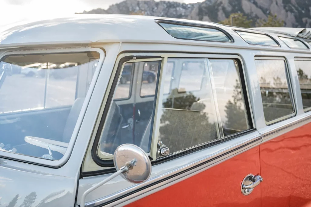 Este Volkswagen Bus de 21 ventanas ha sido más caro que un ID.Buzz 21 Motor16 1965 Volkswagen Bus 21 ventanas BaT 16 Motor16