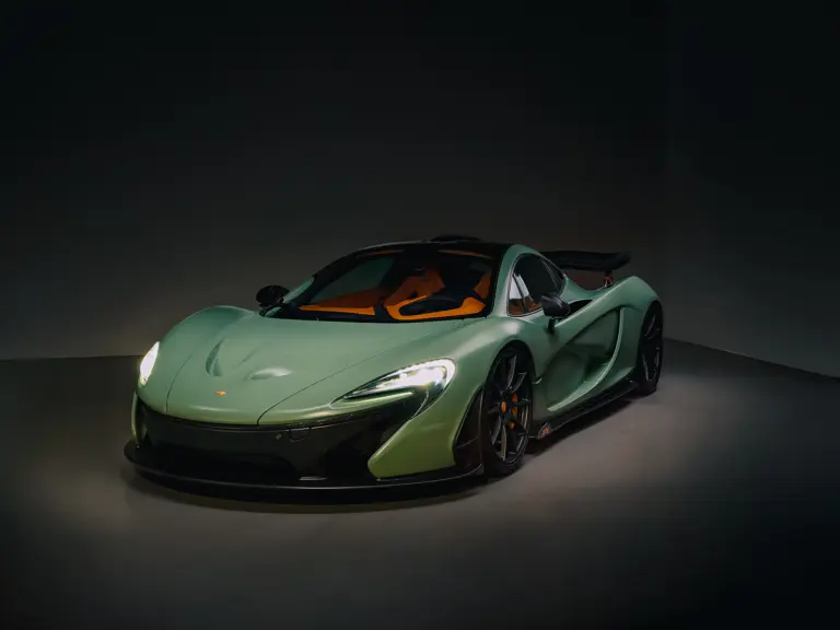 ¿Quieres ver un McLaren P1 único? Enciende la luz 1 Motor16 2013 McLaren P1 Matte Green. Imagen delantera.