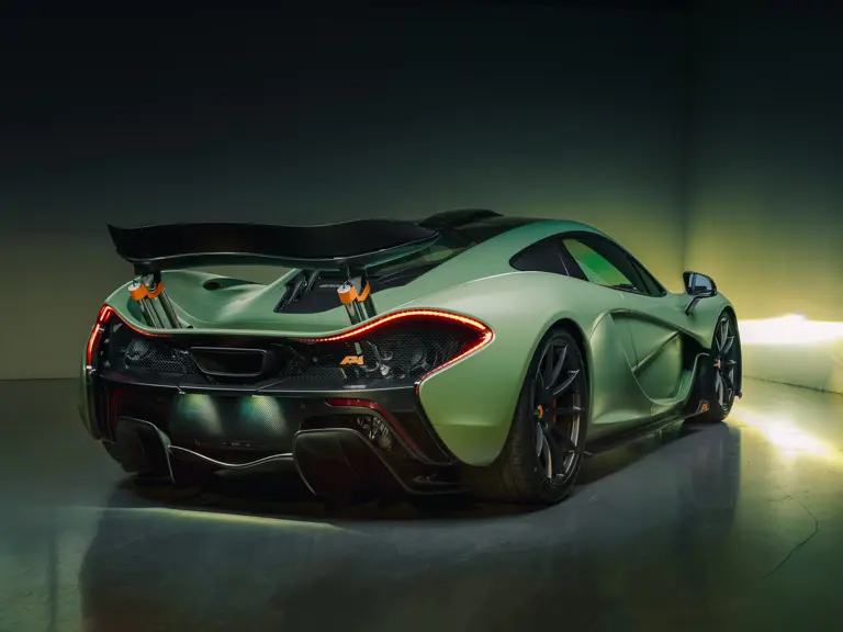 ¿Quieres ver un McLaren P1 único? Enciende la luz 3 Motor16 2013 McLaren P1 Matte Green. Imagen trasera.