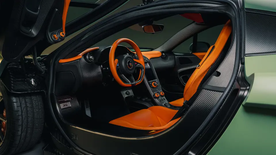 ¿Quieres ver un McLaren P1 único? Enciende la luz 2 Motor16 2013 McLaren P1 Matte Green. Imagen interior.