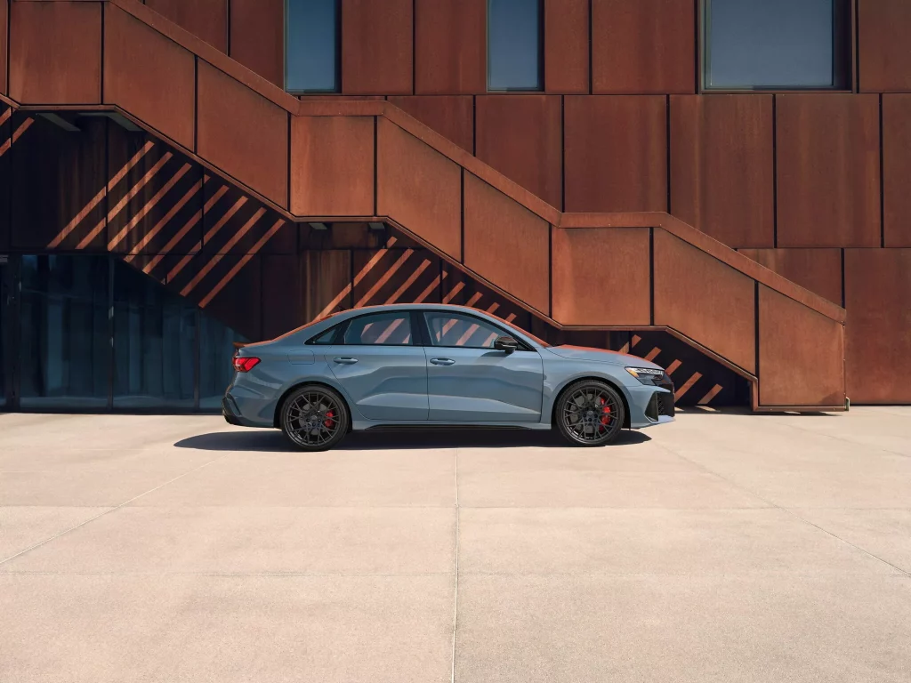 2025 Audi RS3 Sedan. USA. Imagen lateral.