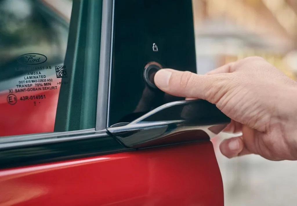 El detalle que caracteriza a todos los Ford Mustang Mach-E y que cambiará a golpe de demanda 1 Motor16 2025 Ford Mustang Mach-E. Detalle puerta. Imagen botón.