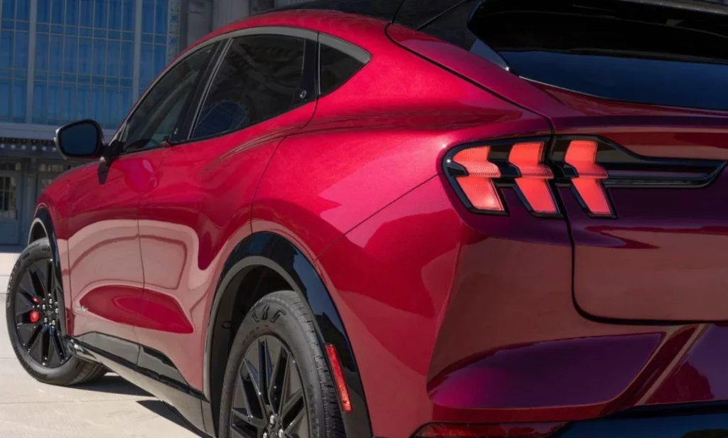 El detalle que caracteriza a todos los Ford Mustang Mach-E y que cambiará a golpe de demanda 3 Motor16 2025 Ford Mustang Mach-E. Detalle puerta. Imagen.