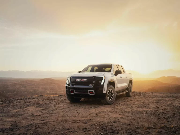 El GMC Sierra EV estrena versiones para ser 10.000 euros más barato que un Cybertruck