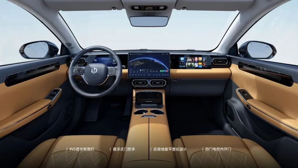 2025 Leapmotor C01. China. Imagen salpicadero.