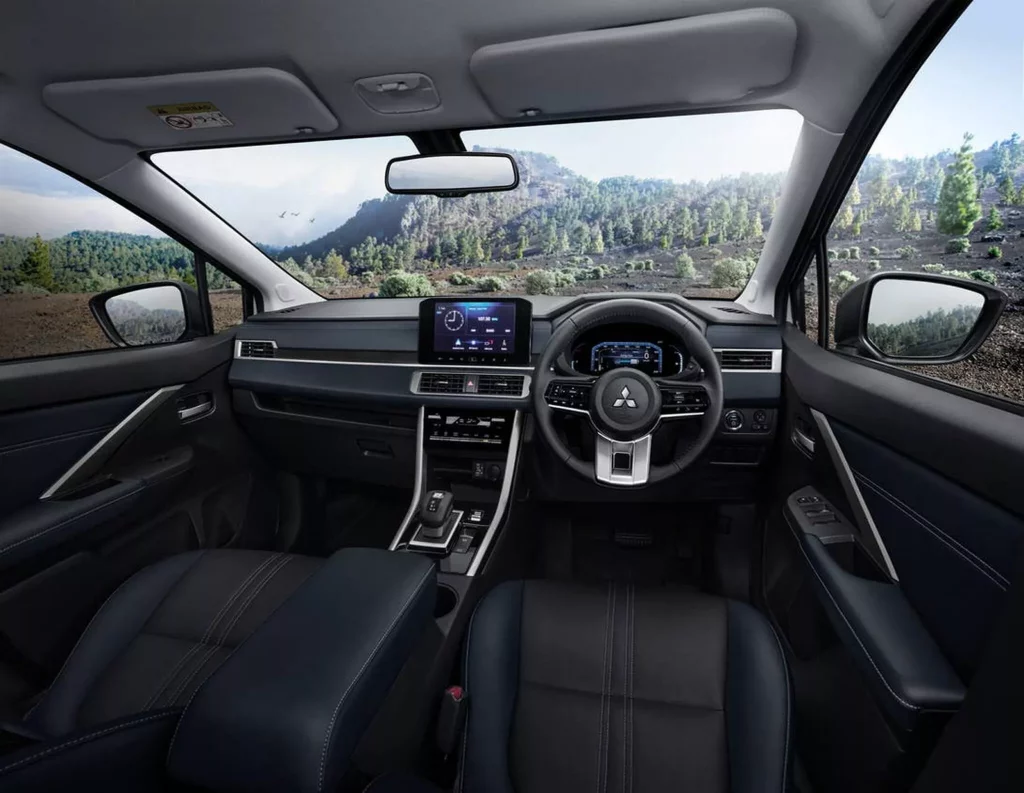 El funcional Mitsubishi Xpander estrena dos ediciones especiales con mecánica híbrida 4 Motor16 2025 Mitsubishi Xpander HEV Play. Imagen salpicadero.