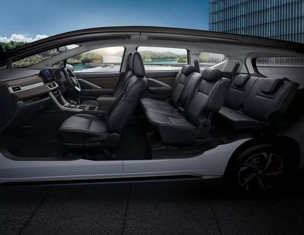 El funcional Mitsubishi Xpander estrena dos ediciones especiales con mecánica híbrida 1 Motor16 2025 Mitsubishi Xpander HEV Play. Imagen interior.