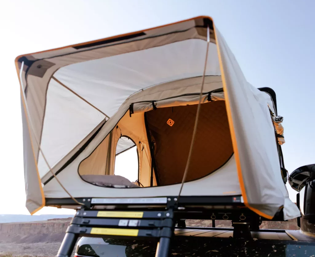 2025 Rivian R1T. iKamper Tienda de Campaña. Imagen interior.