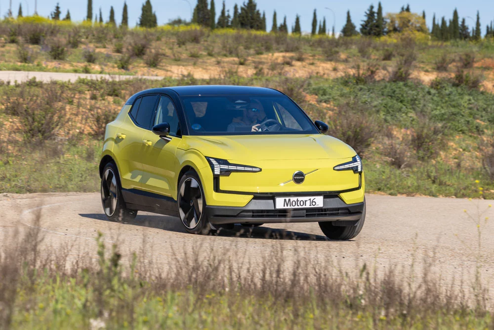 2025 Volvo EX30. Prueba. Imagen curva.