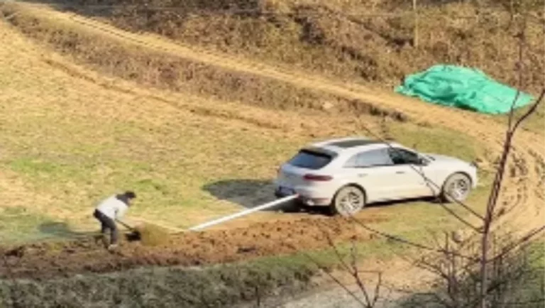 El agricultor que ha revolucionado las redes sociales al usar este caro SUV para arar sus tierras