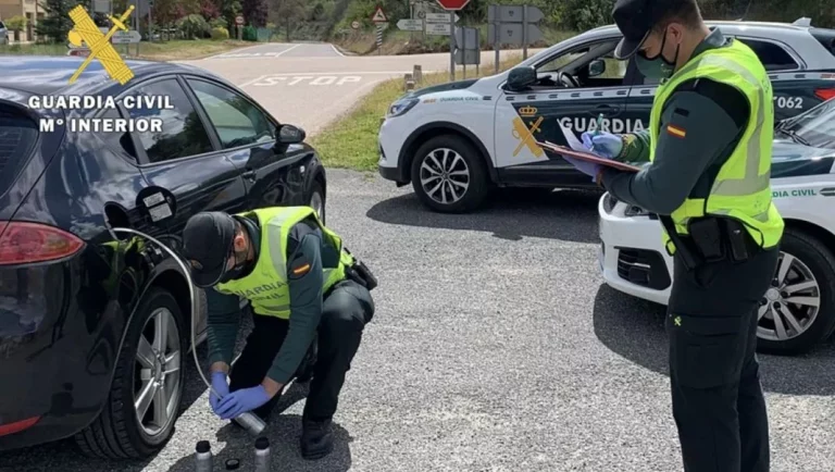 El motivo por el que la Guardia Civil va a controlar el color de la gasolina de tu coche