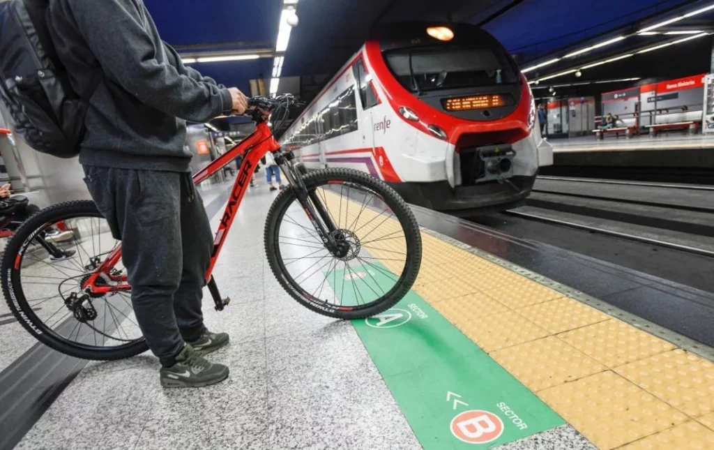 Cercanias tren Madrid Nuevos Ministerios accesibilidad bicicletas Motor16