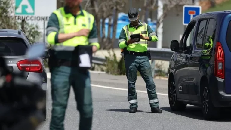 La DGT vigila esta acción común al volante: Cuidado si no quieres llevarte una multa