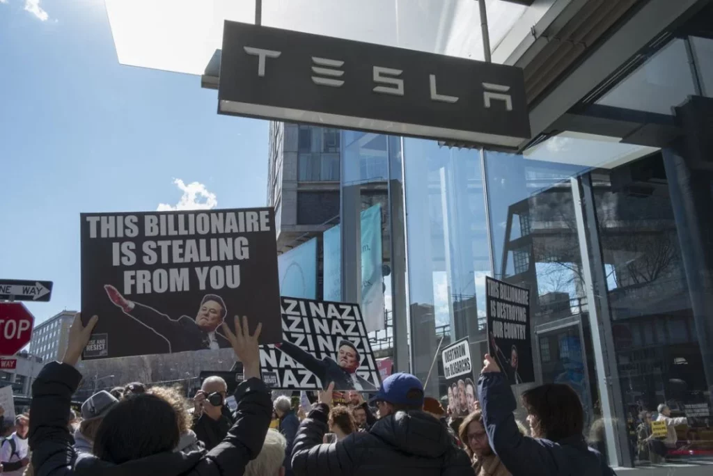 Tesla, contra las cuerdas en Alemania, un 94 por ciento de clientes no lo comprarían 1 Motor16 EuropaPress 6552850 01 march 2025 us new york city people participate in an anti elon musk Motor16