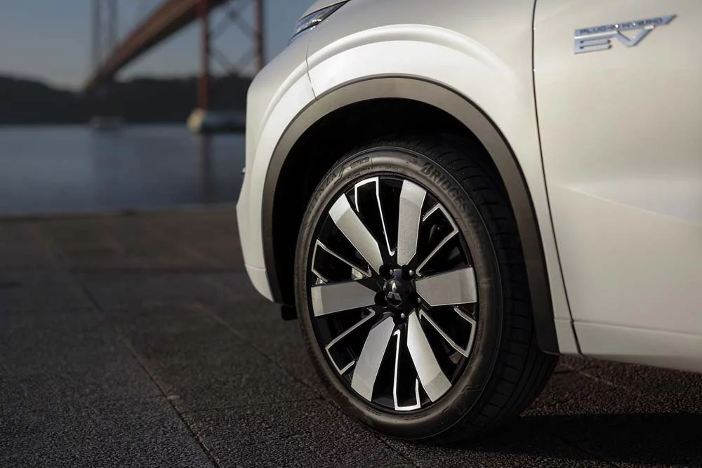 Mitsubishi Outlander PHEV 2025 50 Motor16