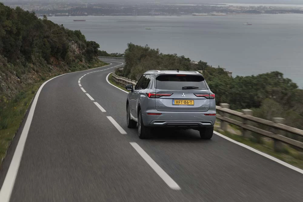 Mitsubishi Outlander PHEV 2025