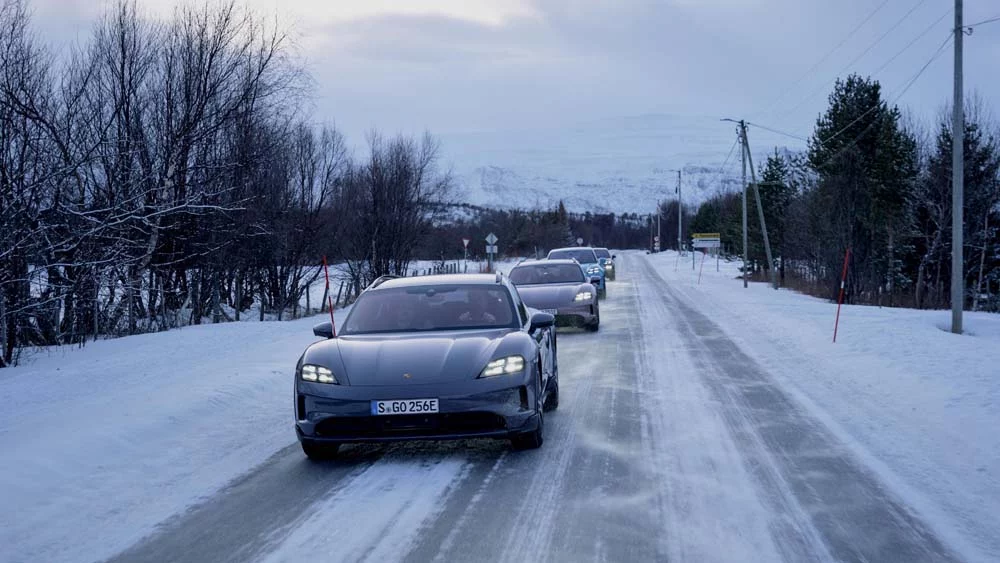 Excursión con Porsche hasta la estación de carga rápida del 'fin del mundo' 1 Motor16 Porsche alcanza la estación de carga rápida más septentrional del mundo.