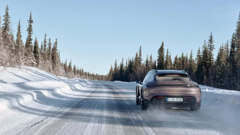 Excursión con Porsche hasta la estación de carga rápida del 'fin del mundo' 4 Motor16 Porsche alcanza la estación de carga rápida más septentrional del mundo.