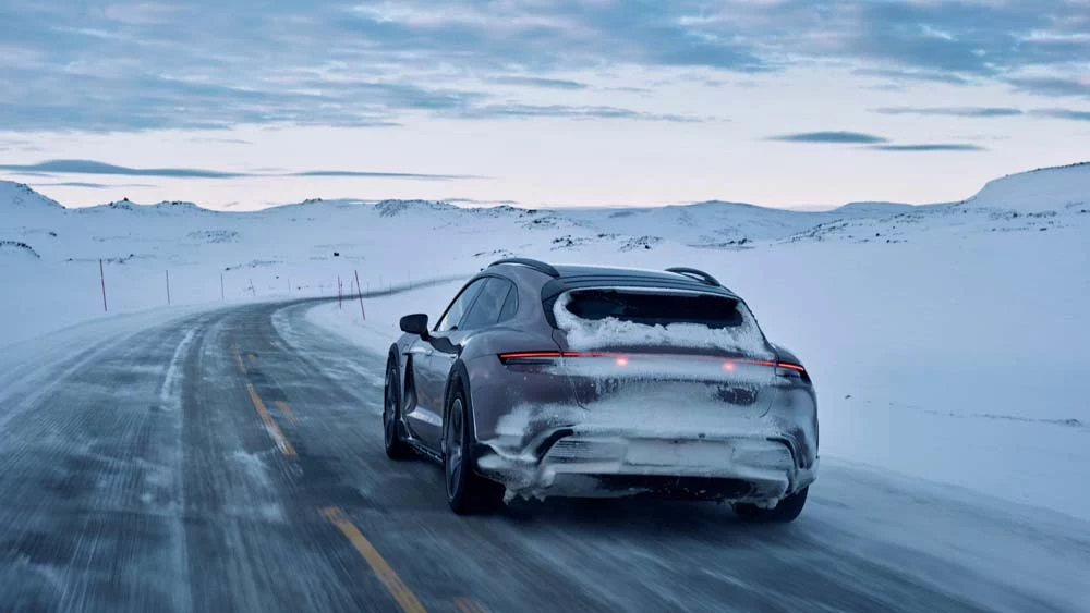 Excursión con Porsche hasta la estación de carga rápida del 'fin del mundo' 3 Motor16 Porsche alcanza la estación de carga rápida más septentrional del mundo.