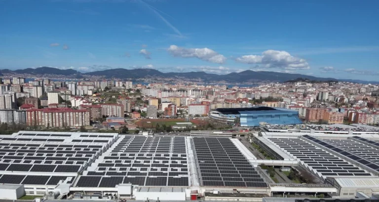 Stellantis inaugura en Vigo la mayor planta solar sobre cubierta: como 24 campos de fútbol