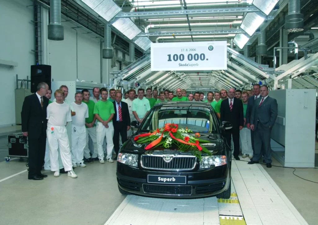 Skoda Auto produces 100000th Skoda Superb Motor16