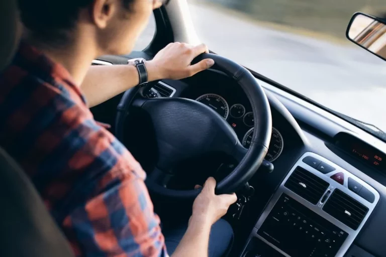 La peligrosa acción que ha aumentado un 19% en el último mes cuando conduces