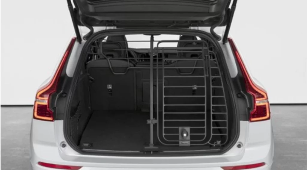 Si tienes perro, este es el Volvo que te tienes que comprar 1 Motor16 Es muy fácil de instalar en tu Volvo