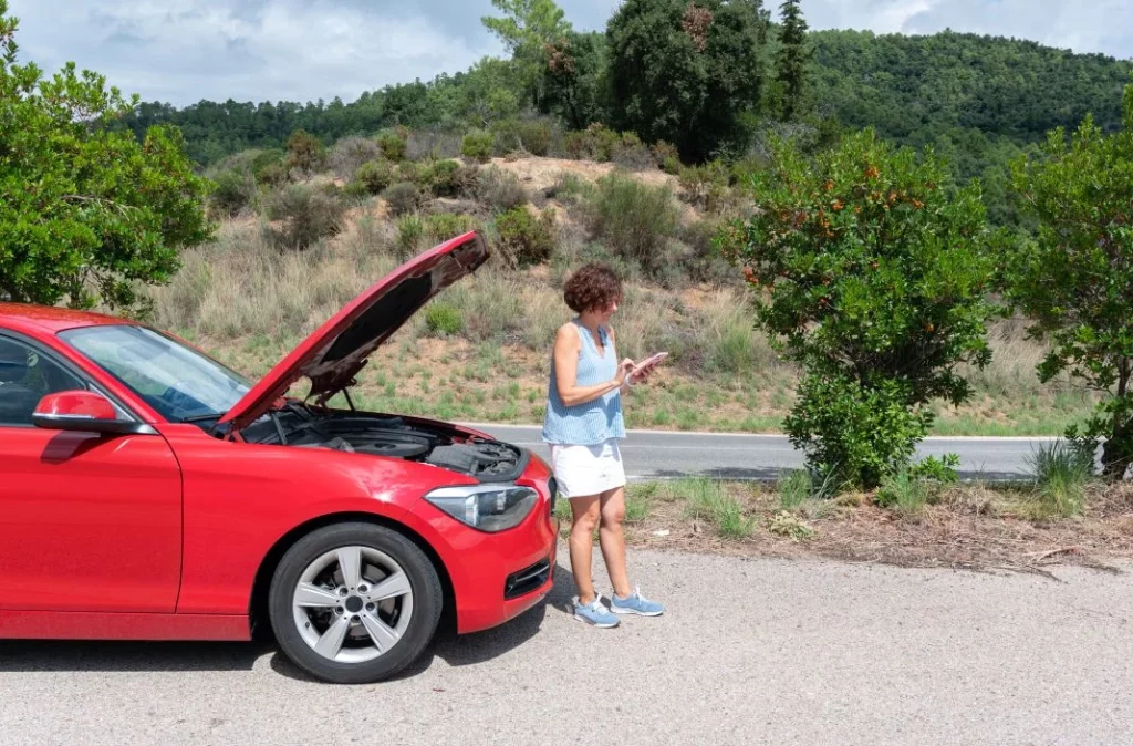 broken car woman calls insurance company Motor16