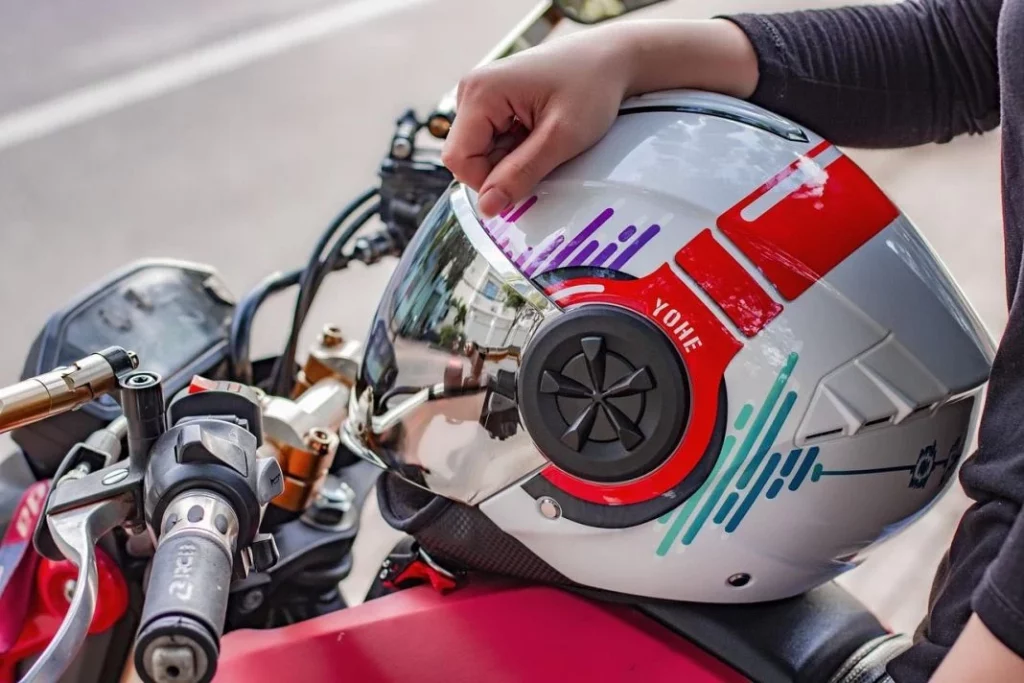 casco moto pixabay helmets 4749458 1280 Motor16