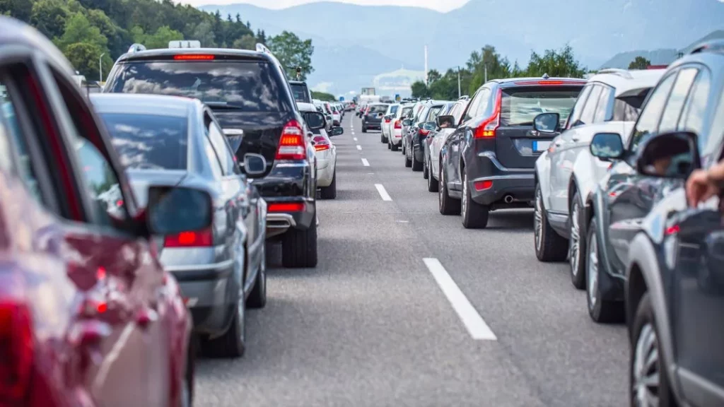 Las 6 carreteras de España que más se atascan en verano: evítalas desde hoy mismo 2 Motor16 La ciudad que se ha convertido en noticia por este elemento vial que evita los atascos de un plumazo