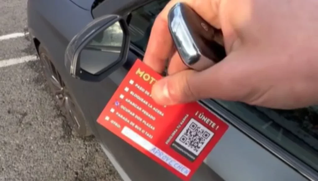 El regalito que le han dejado por 'aparcar como el culo' su coche 1 Motor16 coche tarjeta Motor16