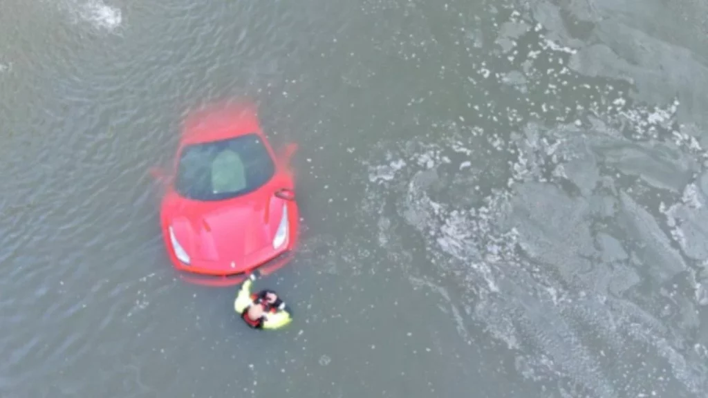 Mete por error su Ferrari 488 GTB en un estanque y exigencia a la marca italiana 2 Motor16 error ferrari 1 Motor16