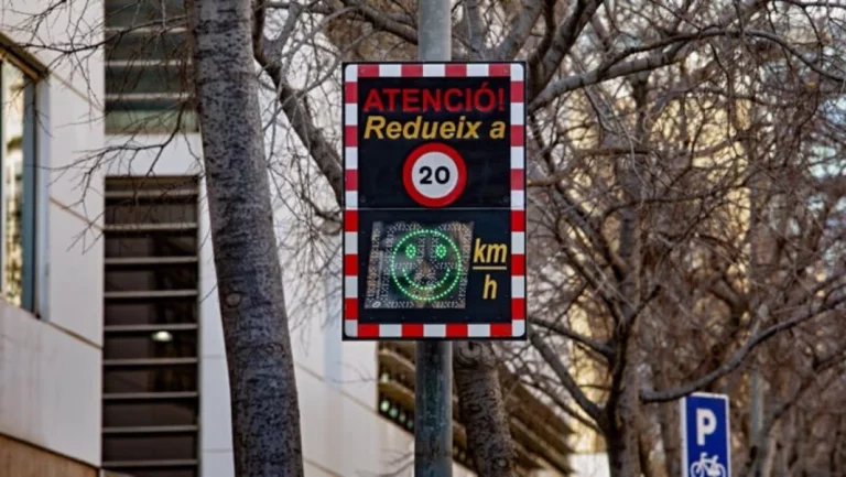 La ciudad que ya tiene instalados ‘radares pedagógicos’ en sus calles: tiene a estos conductores en su punto de mira