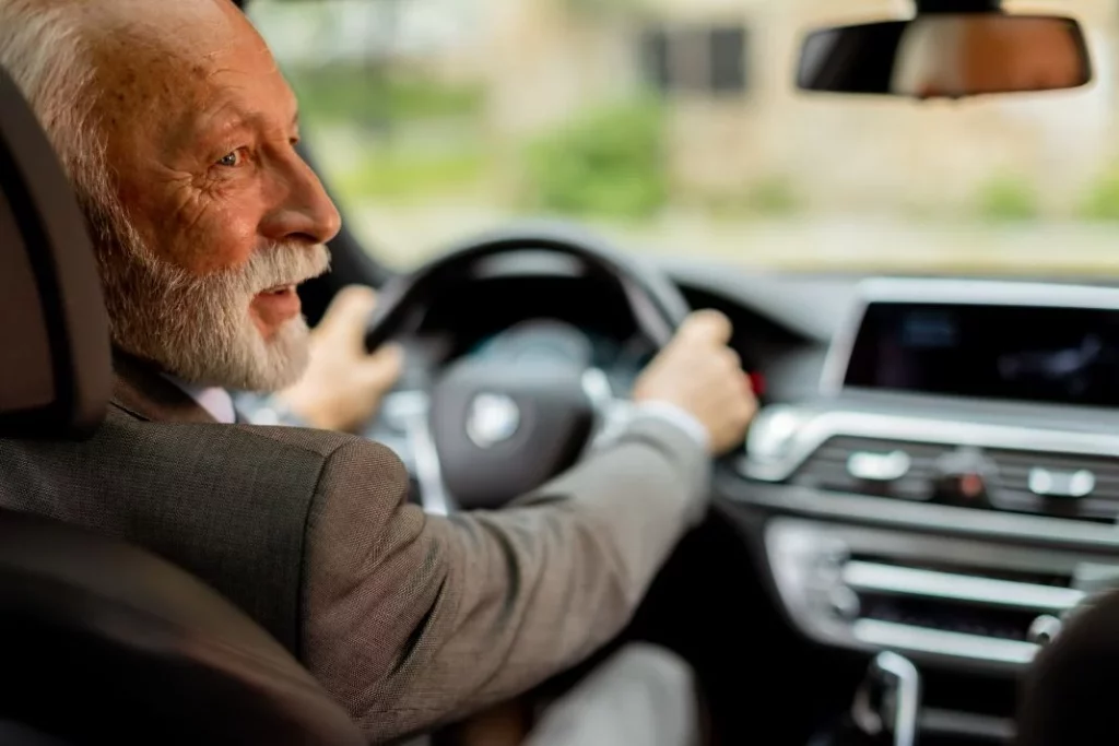 7 casos que la DGT dice que son más comunes de lo que te piensas: y tienen que ver con tu carnet de conducir 3 Motor16 Anciano conduciendo