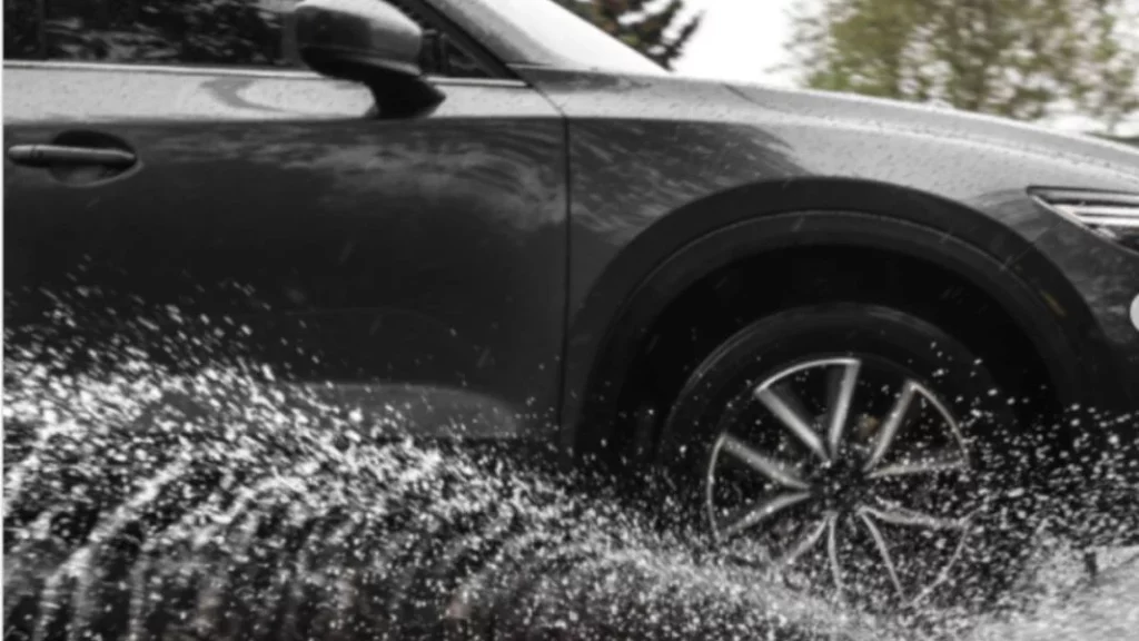 El truco para que las ruedas de tu coche agarren mucho más cuando llueve 1 Motor16 El truco de los mecánicos para que las ruedas agarren más en la lluvia