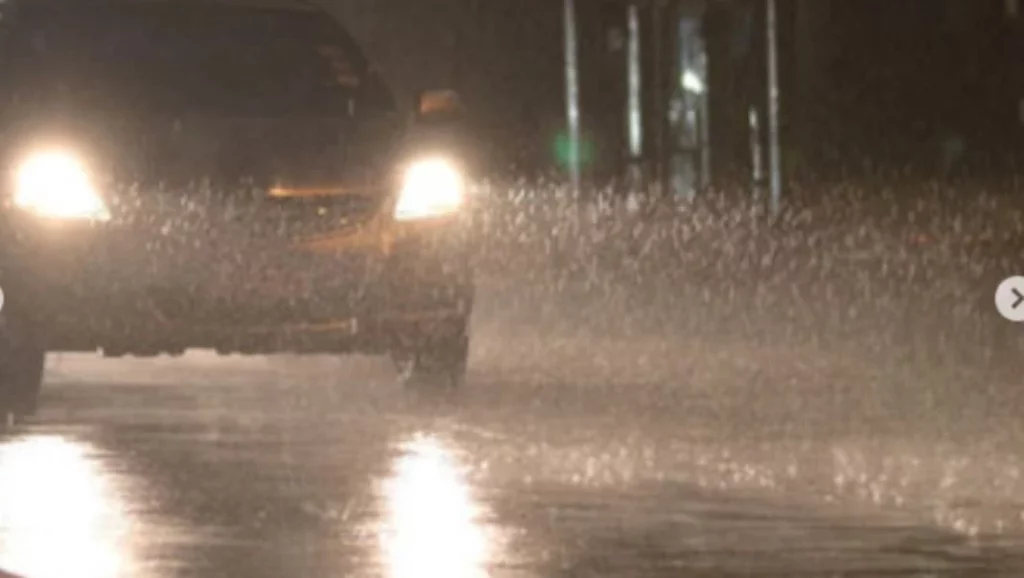 El truco para que las ruedas de tu coche agarren mucho más cuando llueve 2 Motor16 La importancia de ajustar la velocidad al conducir bajo la lluvia