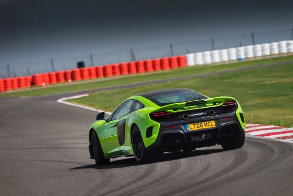Los seis McLaren LT que escriben sus 10 años de deportividad máxima 3 Motor16 mclaren 675lt silverstone 177 Motor16