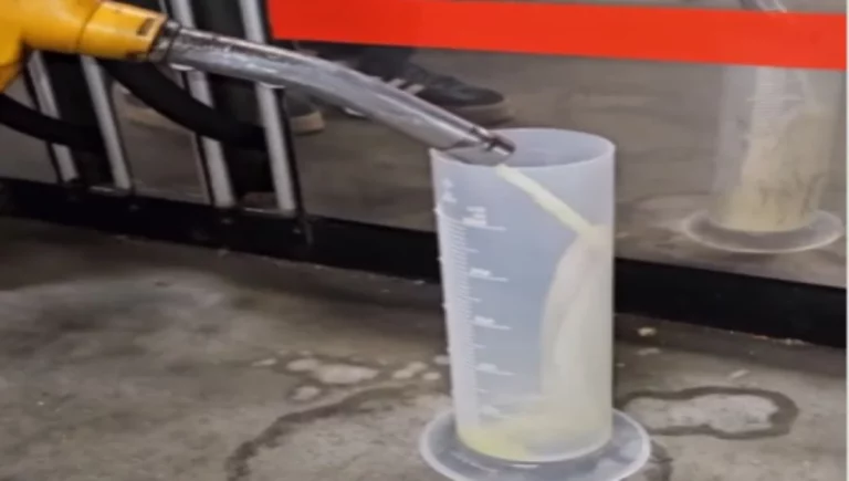 Va a una gasolinera con una probeta y esto es lo que pasa tras echar un litro de gasolina: Nos roban