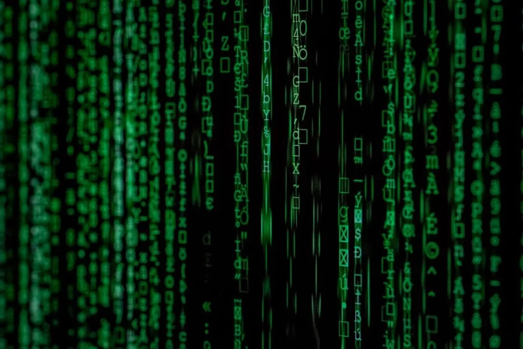 pexels markusspiske 1089438 hacker hackeo robo ciberdelincuencia datos Motor16