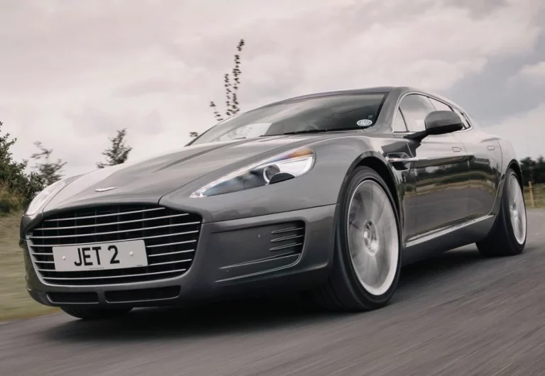 Este Aston Martin Rapide es único. Tanto como que se llama Jet 2+2