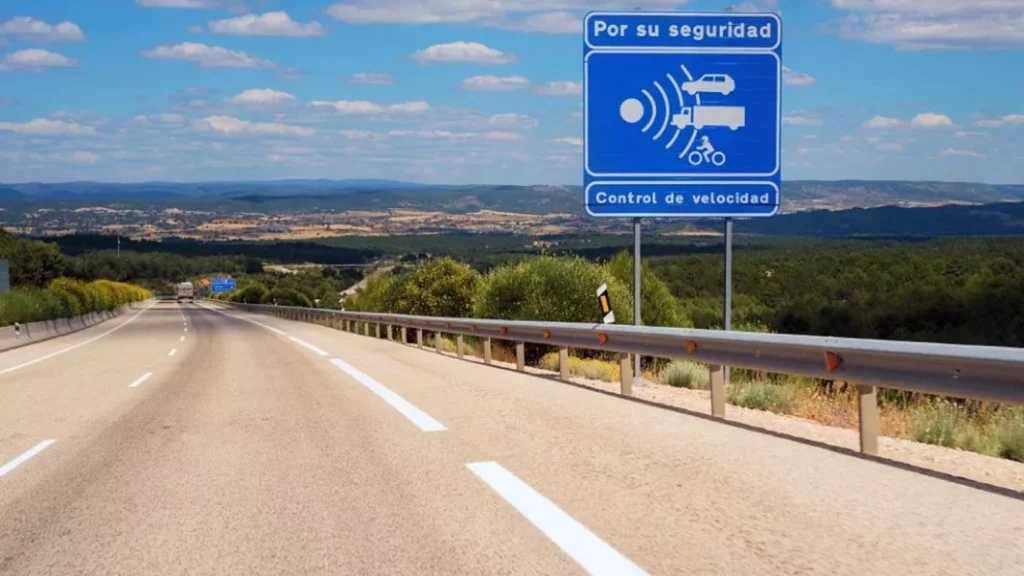 Sale a dar una vuelta con su moto y alucina con los tres nuevos radares de tramo que han colocado 1 Motor16 ¿Qué dice la DGT sobre los nuevos radares?