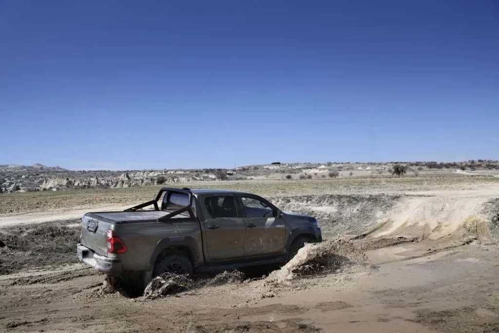 toyota hilux hybrid 48 v y gr sport ii 130 Motor16