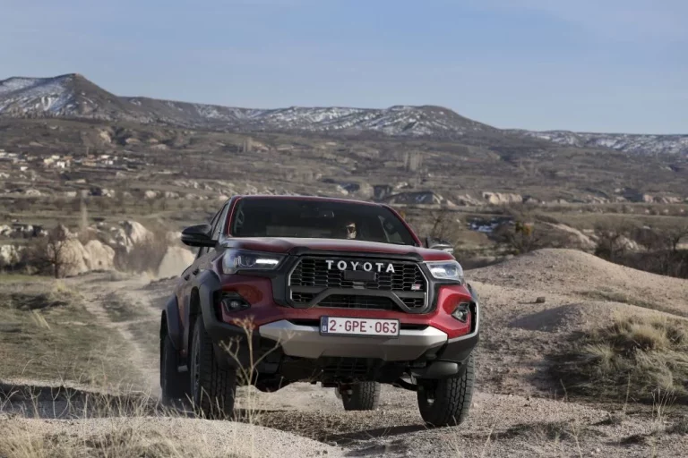 El Toyota Hilux estrena motor híbrido y versión GR Sport II
